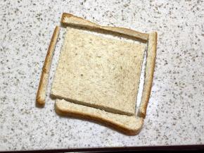 1.把全麦面包片的四边切掉