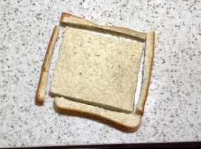 1.把全麦面包片的四边切掉