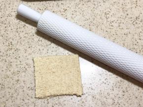 2.用擀面杖擀薄