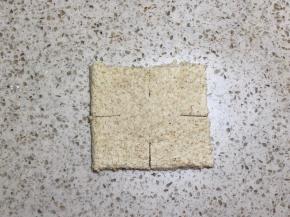 3.四边中间的位置切开2厘米的口子