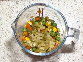 7.放入榨菜搅匀