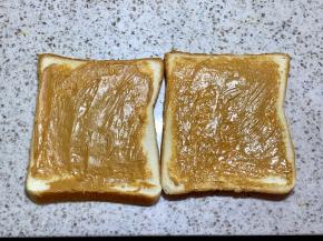 3.把两片吐司片涂上花生酱