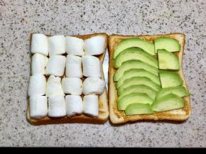 4.两片分别铺上牛油果和棉花糖