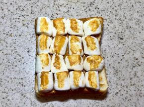 5.棉花糖那一片吐司放在牛油果的面包片上，棉花糖表面涂少许花生酱