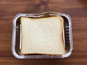 6.再盖一片吐司片，放入烤盘中