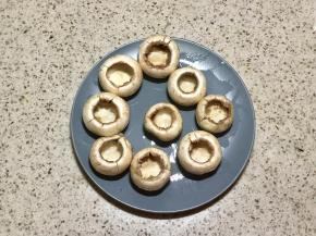 1.准备口蘑去蒂，把蘑菇心稍微刮一下