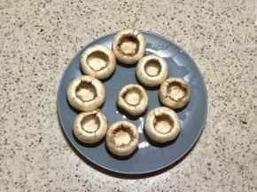 1.准备口蘑去蒂，把蘑菇心稍微刮一下