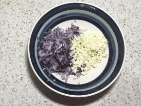 2.蒜切蓉，半个洋葱切碎