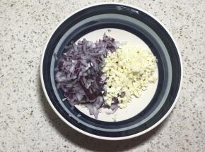 2.蒜切蓉，半个洋葱切碎