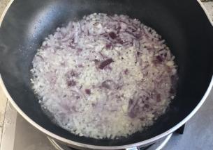 3.锅中放一些油，放蒜和洋葱下锅炒