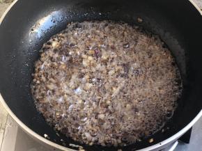 4.炒至变软，放酱油和耗油，盛出备用