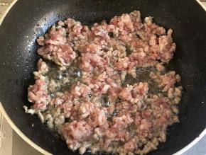 5.锅中继续放少许油，把肉馅放入炒，加少许料酒