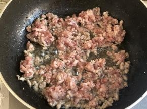 5.锅中继续放少许油，把肉馅放入炒，加少许料酒