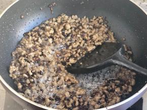 6.肉馅炒至体积缩小一半，放入刚才炒好的洋葱和蒜，如果觉得颜色不够深可以加一点老抽调色