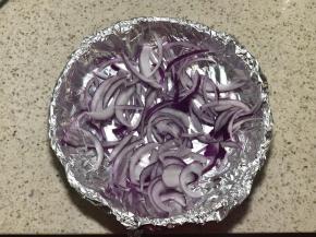 8.准备披萨盘，盘底放入剩下的半个洋葱切丝