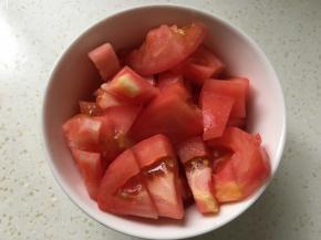 番茄去皮，切成小块备用。