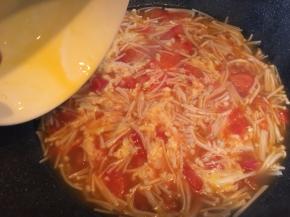 小火放入蛋液并烧开。