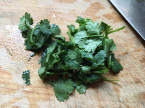 香菜切小段备用。