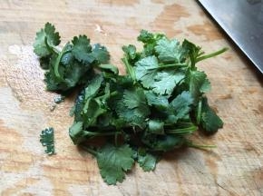 香菜切小段备用。