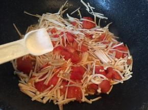 加入三克盐翻炒。