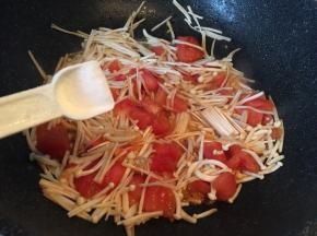 加入三克盐翻炒。