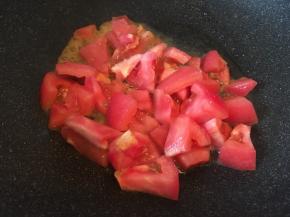 热锅热油放入番茄块，翻炒至番茄变软。