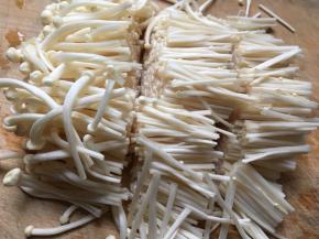 金针菇去根切成小段。