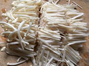 金针菇去根切成小段。