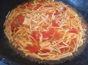 锅中倒入二碗清水，大火烧开。
