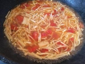 锅中倒入二碗清水，大火烧开。
