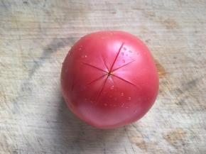 番茄画二个十字型，放开水中烫二分钟。