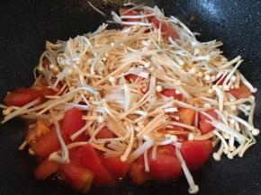 放入金针菇加盐翻炒均匀。
