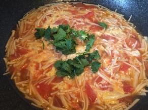 加入香菜碎、白胡椒粉、香油搅拌均匀出锅。