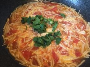 加入香菜碎、白胡椒粉、香油搅拌均匀出锅。