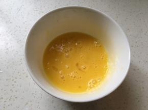 鸡蛋放入碗中搅拌均匀。