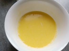 打蛋白用的盆子必须是干净的无油无水的盆子，蛋白中如果掺杂了其他液体，整个蛋白就无法打发了、蛋黄用打蛋器搅拌一下。