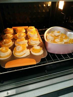 放烤箱进行最后发酵，中途可以喷水。