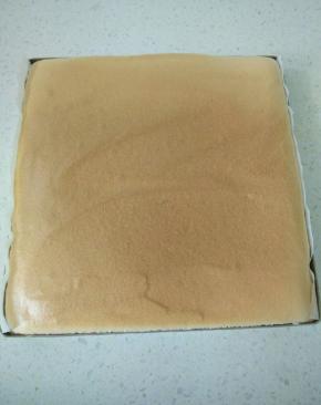 放入预热好的烤箱上下150度30分钟，烤好取出烤盘，震一下热气，放在网架上晾一会和手温差不多时，倒扣撕掉油布，再反过来正面朝上铺在油纸上。