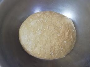 混合好的面粉里面分次加入红糖水，和成面团，蒸锅里放一些水，烧至手伸进去不烫关火，放入和好的面团，盖上锅盖发酵两个小时左右。