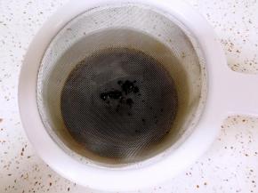 红糖用温水化开，过一下筛去掉杂质。