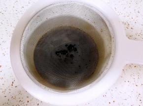 红糖用温水化开，过一下筛去掉杂质。