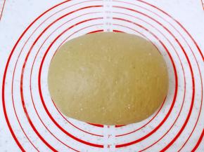 发酵好的面团揉光排气。