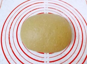 发酵好的面团揉光排气。