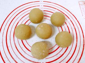 分好的小剂子揉光滚圆。