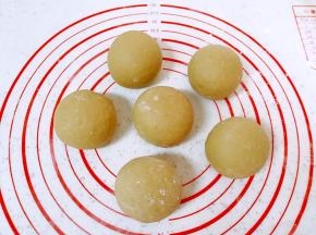 分好的小剂子揉光滚圆。