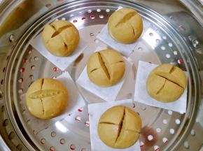 蒸锅里放水，篦子上铺油纸，放上做好的馒头，盖上锅盖二次发酵15分钟左右，凉水上锅，上汽后转中火蒸20分钟，关火以后焖5分钟。