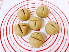 用刀在馒头顶部切个十字（稍微切深一点蒸出来更好看）。