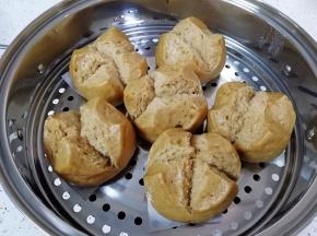 香喷喷的红糖麦片开花馒头蒸熟了。