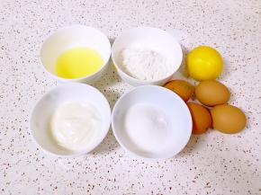 准备好食材，最好是一一称好重量，免得做蛋糕的过程中手忙脚乱。