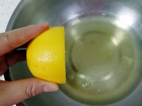 蛋清里面挤入10滴柠檬汁。